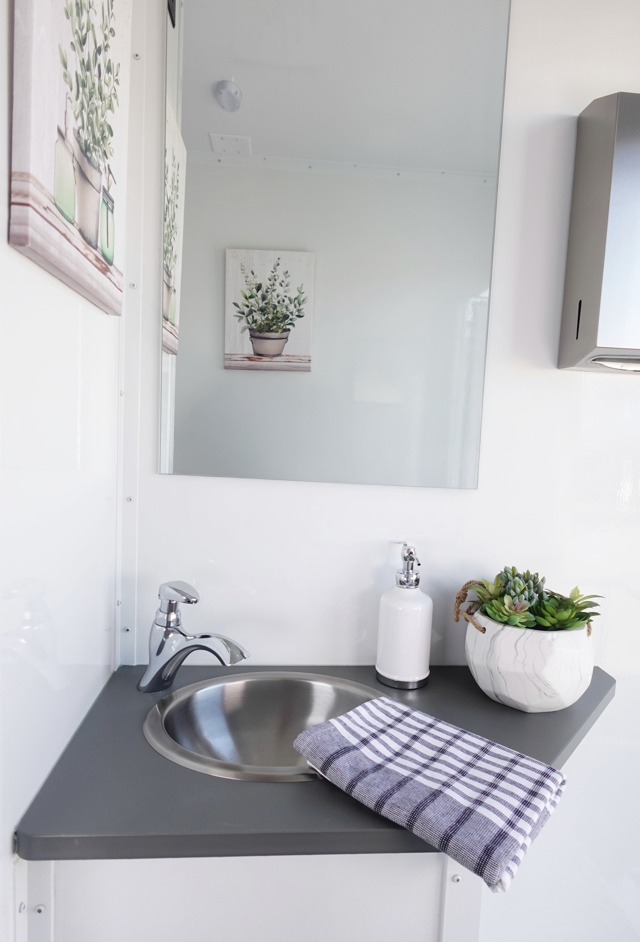 2-Stall Luxury Unit restroom trailer